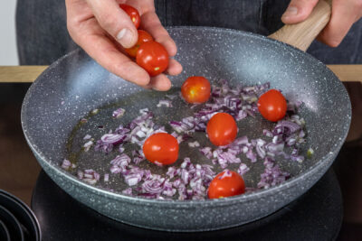 Zwiebel, Knoblauch und Tomaten anschwitzen