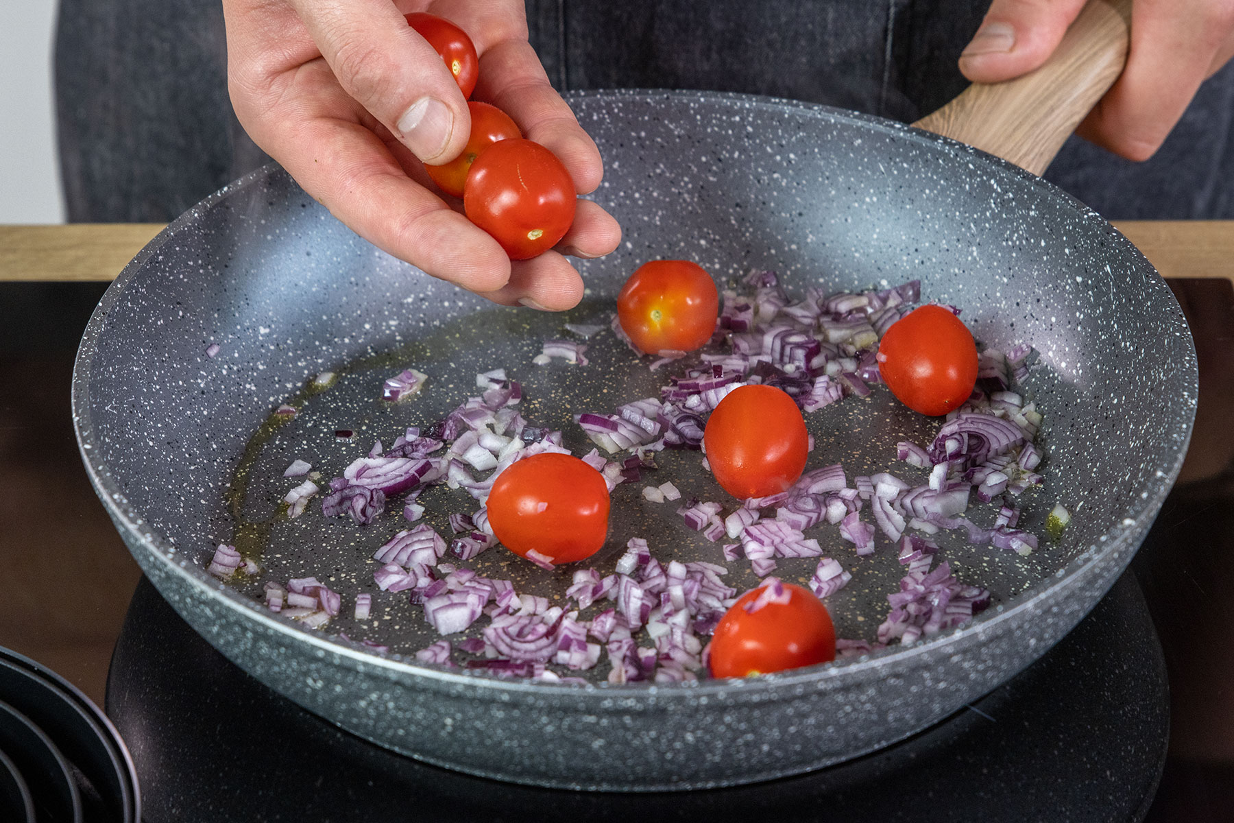 Zwiebel, Knoblauch und Tomaten anschwitzen