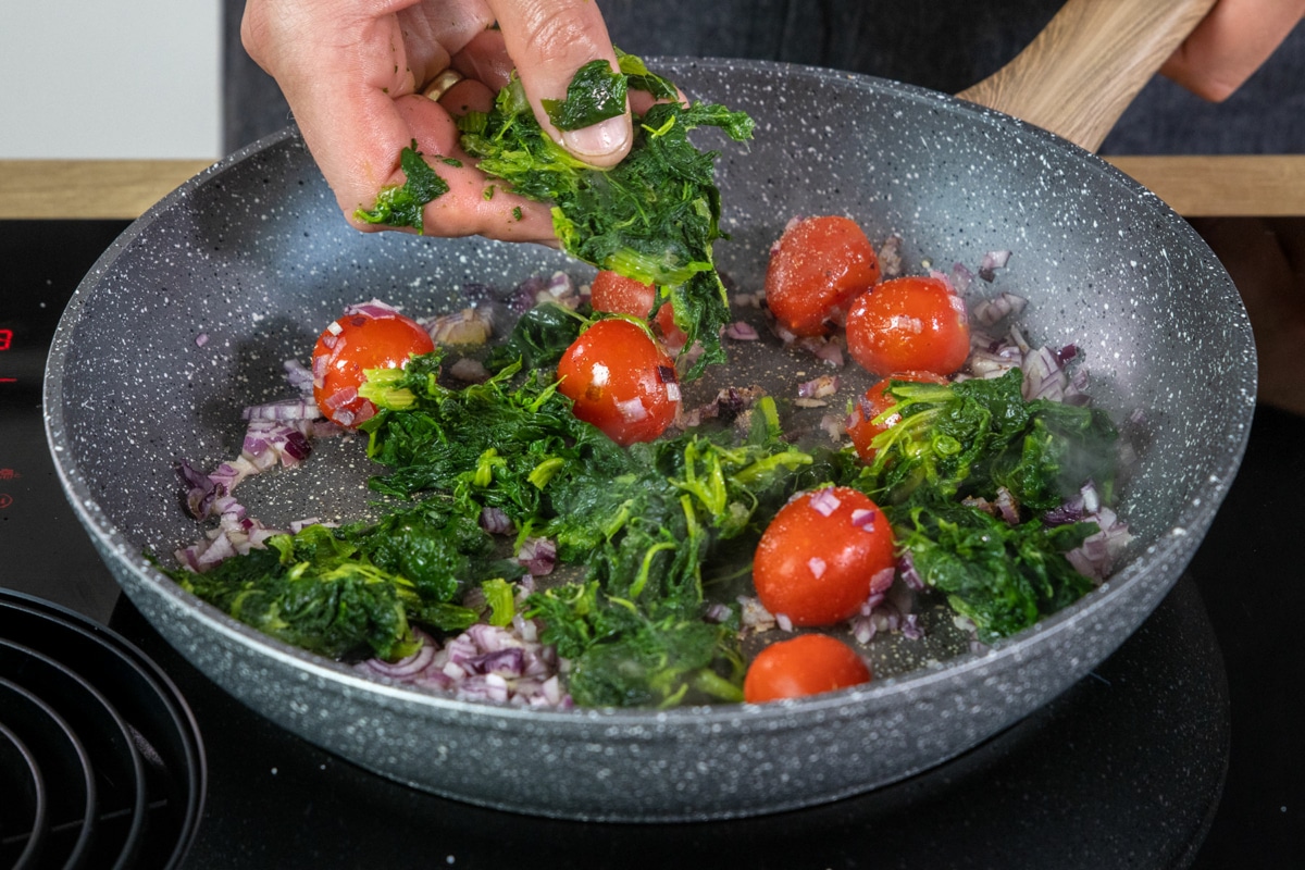 Nudeln mit Spinat, Tomaten und Feta | Rezept - eat.de