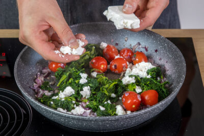 Feta über das Gemüse bröseln