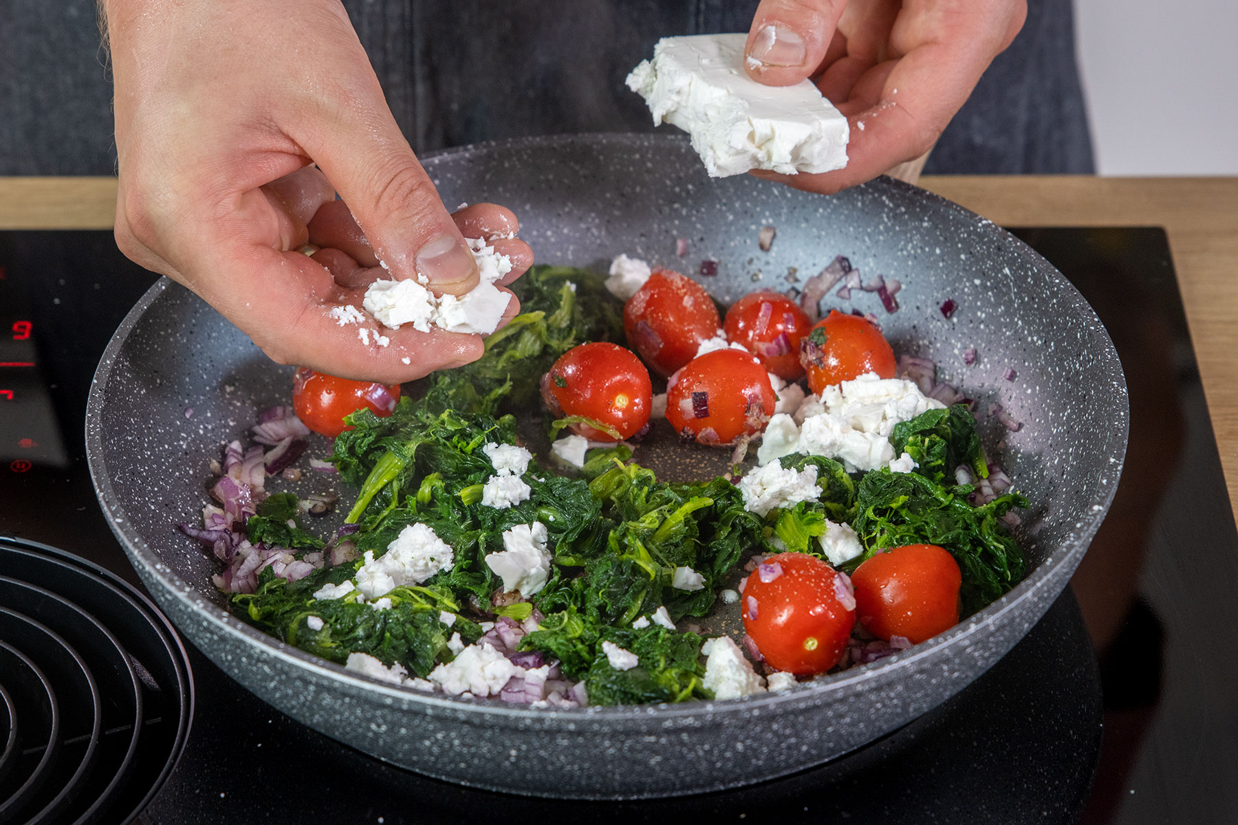 Feta über das Gemüse bröseln