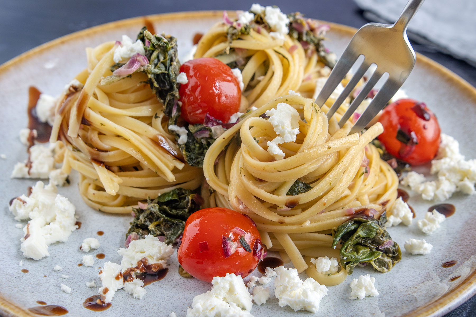Nudeln mit Spinat, Tomaten und Feta