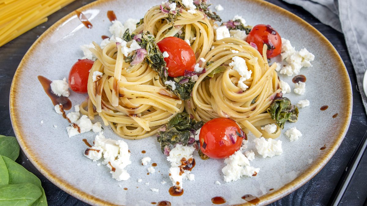 Nudeln mit Spinat, Tomaten und Feta