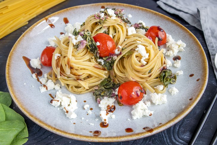 Nudeln mit Spinat, Tomaten und Feta