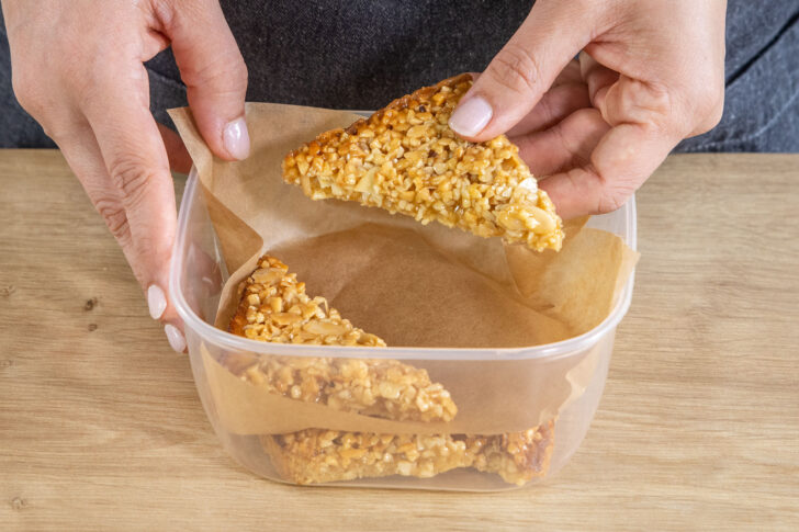 Backpapier zwischen Nussecken legen