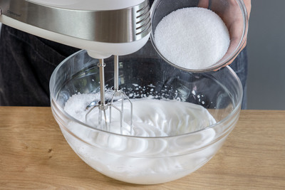 Eiweiß mit Salz und Zucker aufschlagen