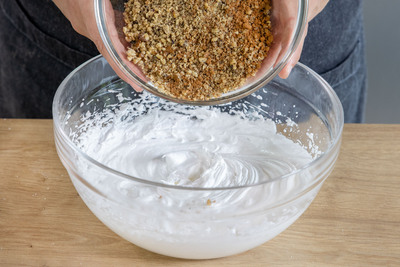 gemahlene Nüsse und Zimt zum Eischnee geben