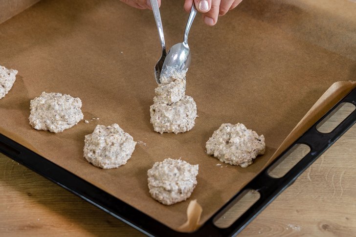 Makronenmasse in Häufchen auf das Blech geben