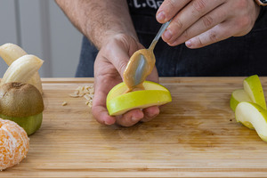 Apfel mit Erdnussbutter bestreichen