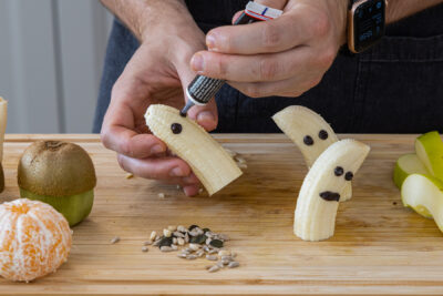 Mit Schokolade Gesicht auf banane malen