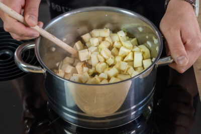 Zwiebel, Knoblauch und Sellerie im Topf anschwitzen