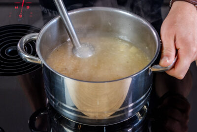 Selleriecremesuppe pürrieren