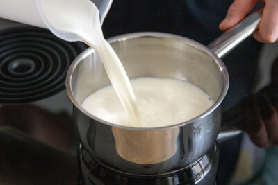 Milch in den Topf füllen