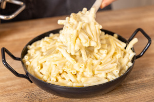 Mac and Cheese einfüllen