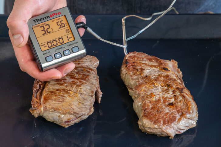 Fleischthermometer in Rindersteak für Zwiebelrostbraten platzieren