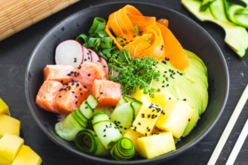Poké-Bowl mit Lachs