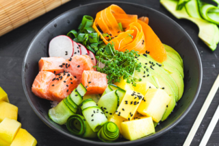 Poké-Bowl mit Lachs