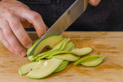 Avocado in Streifen schneiden