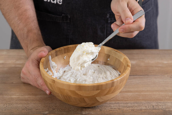Sahne und Quark verrühren