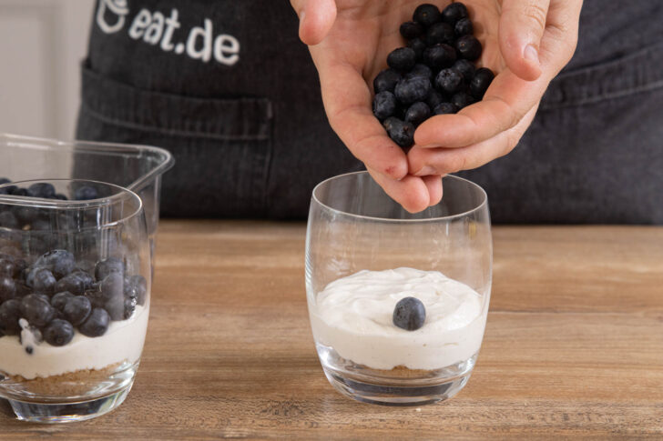 Heidelbeeren ins Glas geben