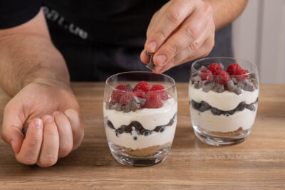 Einfaches Quarkdessert mit Schokotröpfchen dekorieren