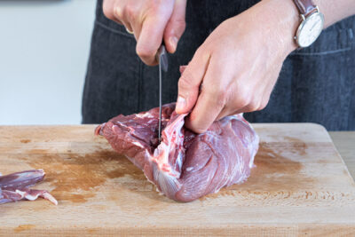 Rehfleisch vom Knochen lösen