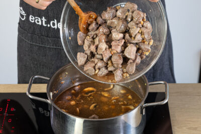 Fleisch wieder in den Topf geben