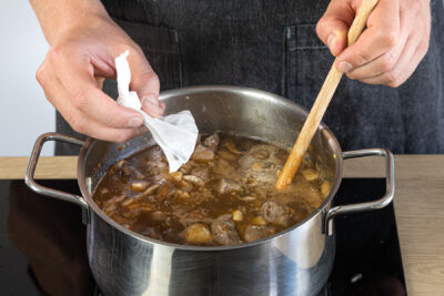 Gewürzbeutel zum Rehragout geben