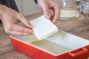 Feta in die Auflaufform geben