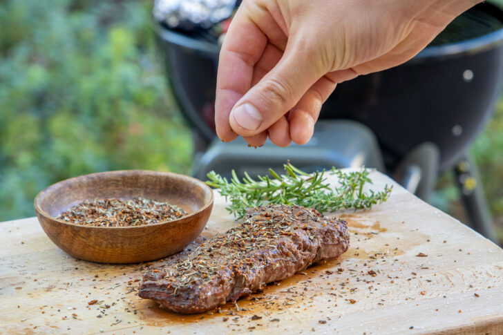 gegrilltes Rindersteak würzen