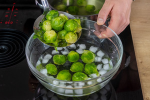 vorgekochten Rosenkohl in Eiswasser geben