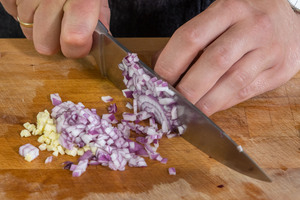 Knoblauch und Zwiebel schneiden