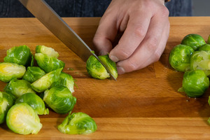 Rosenkohl halbieren