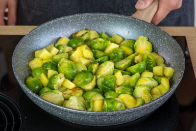 Kartoffeln und Rosenkohl anbraten