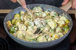 Sauce Hollandaise unterrühren