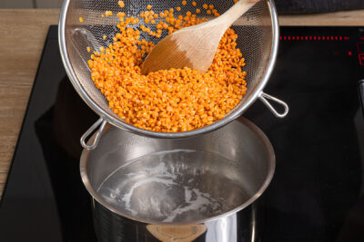 Rote Linsen in Wasser kochen