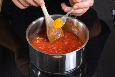 Tomatensoße würzen