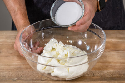 abgetropften Quark und Zucker in eine Schüssel geben