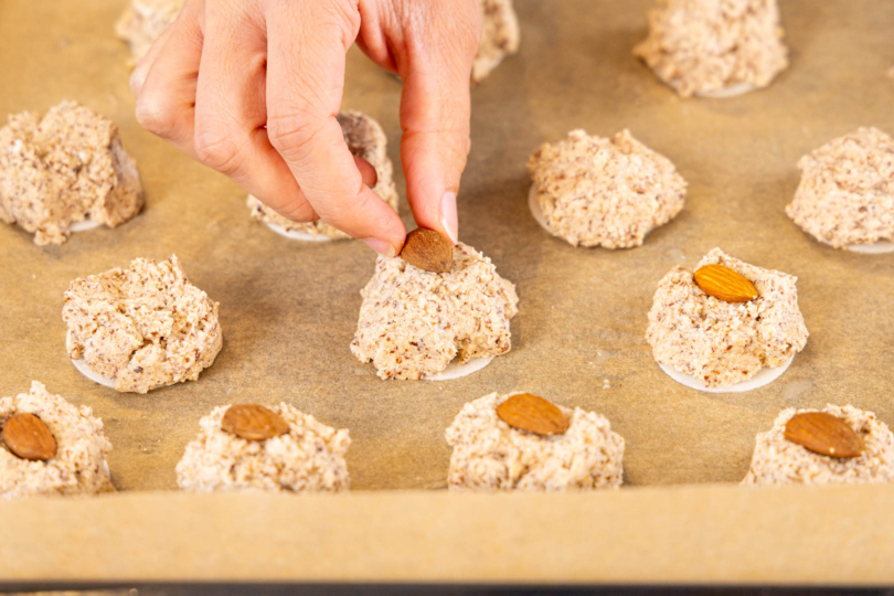 je eine Mandel auf die Makronen legen und backen