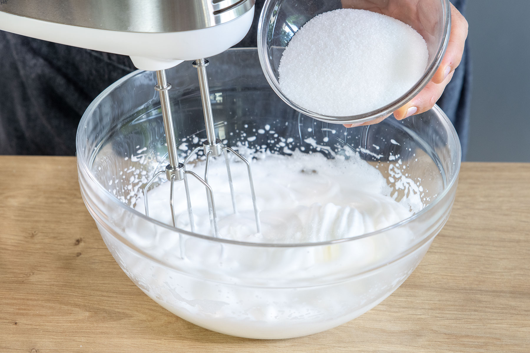 Eischnee aufschlagen und Zucker dazugeben