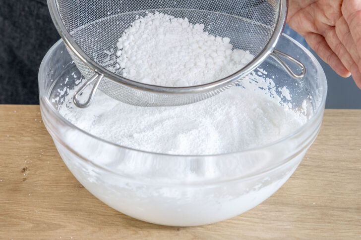 Puderzucker zum Eischnee sieben