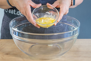 Butter mit Zucker und Vanillezucker cremig aufschlagen