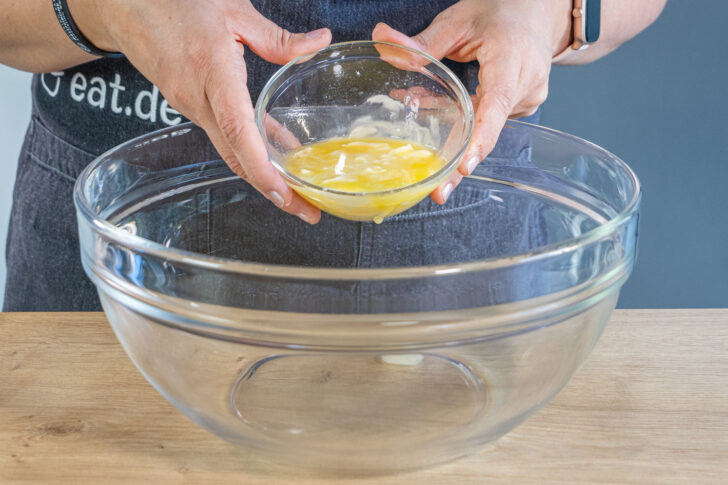 Butter mit Zucker und Vanillezucker cremig aufschlagen