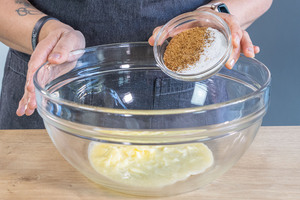 für den Teig der Schokomuffins Zucker und Kaffee zur Butter geben