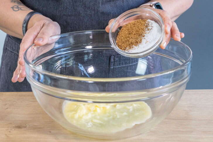 für den Teig der Schokomuffins Zucker und Kaffee zur Butter geben