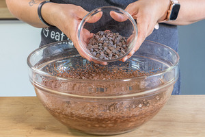 Schokodrops zum Muffinteig geben