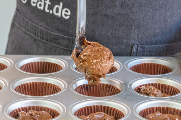 Teig in die Muffinformen füllen
