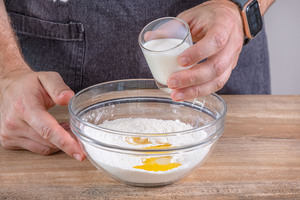 Milch dazugießen