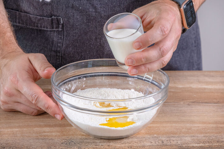Milch dazugießen