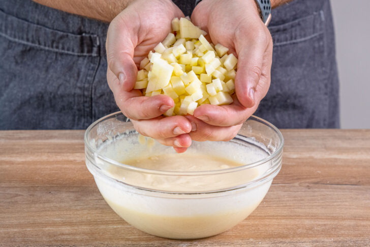 Äpfel zum Teig geben